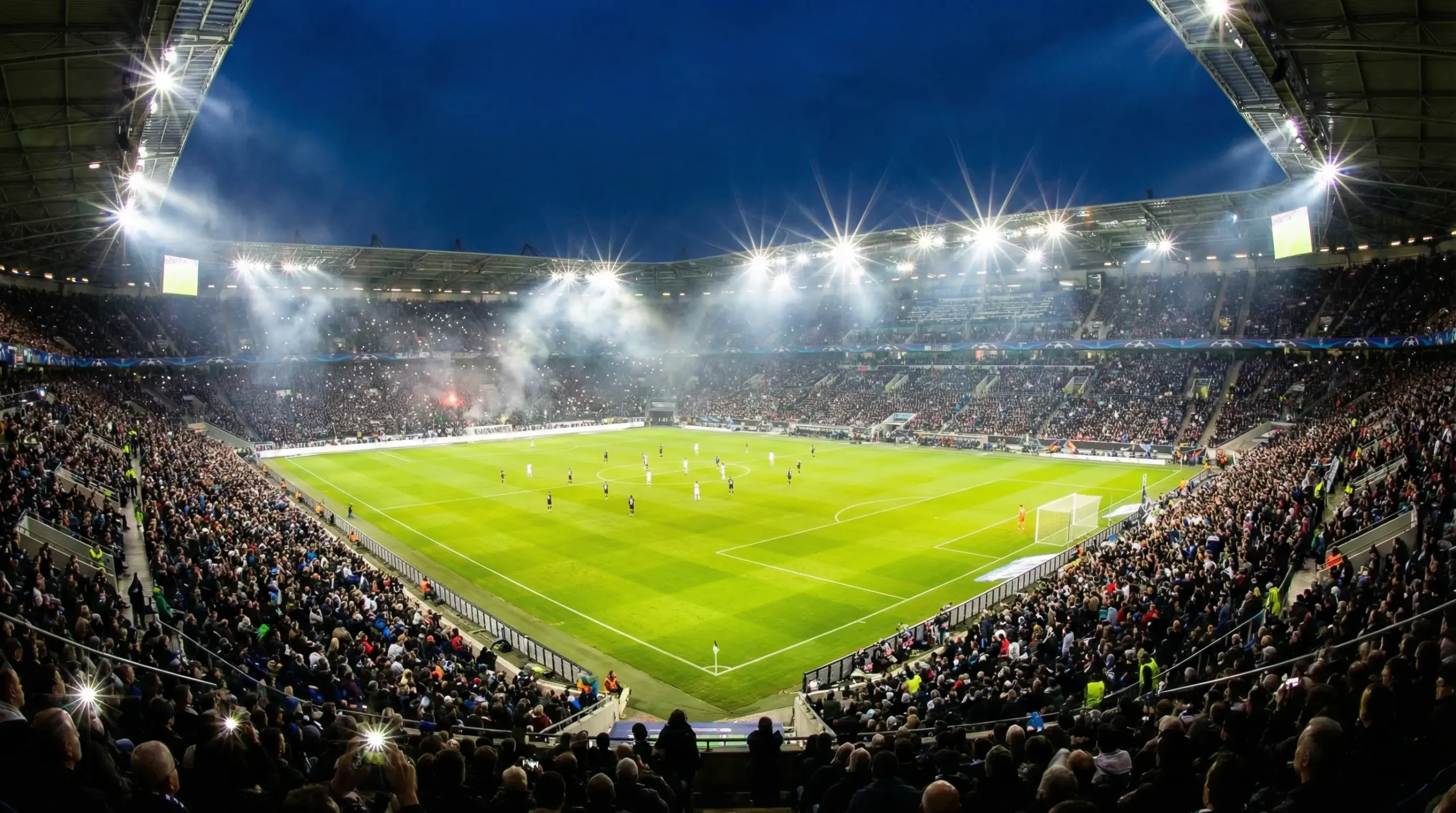 Champions League wedden - Europees voetbalstadion bij avondwedstrijd
